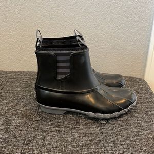 Sperry. 6. Like new slip on black boots